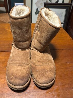 UGG Women’s Classic Short  II Boots Chestnut Size 9